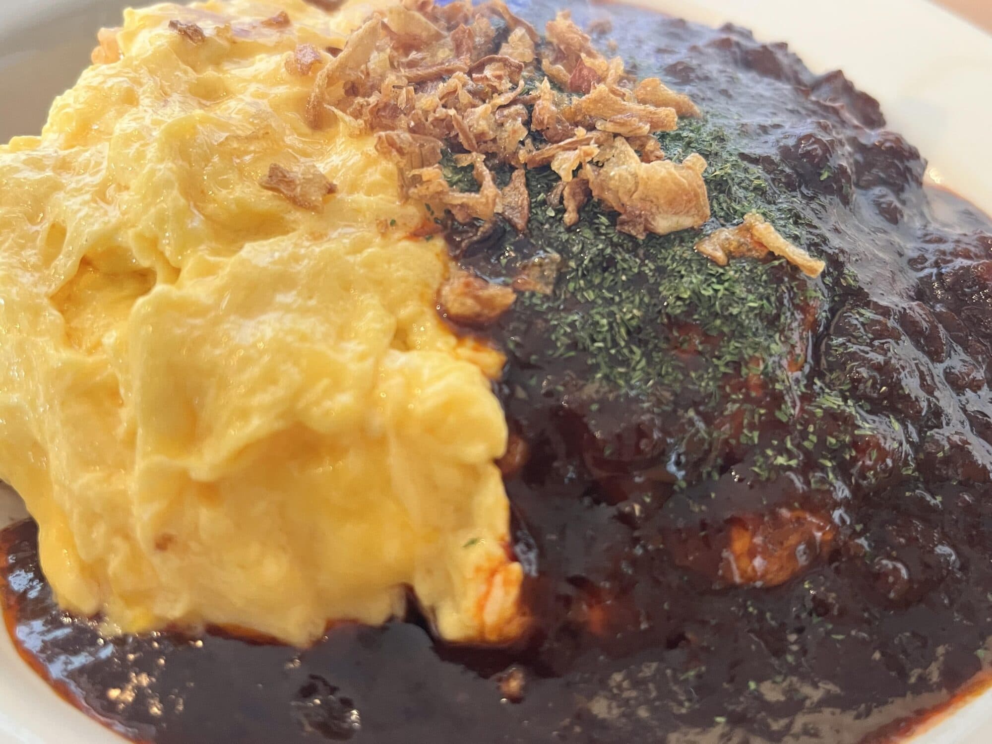 ふわとろ卵と牛すじカレー<br>道場門前商店街の隠れ家